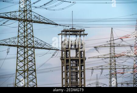 Torre tortuosa della prima, disutilizzata, tralicci elettrici della centrale a carbone STEAG Duisburg Walsum, sul Reno, Duisburg, Foto Stock