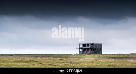 Una vista panoramica della torre di controllo in disuso sullo storico campo aereo della seconda guerra mondiale RAF Davidstow su Bodmin Moor in Cornovaglia. Foto Stock