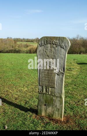 Cartello in legno al Brixworth Country Park, Northamptonshire, UK; parte del Little Grey Men Trail dopo il libro di Denys Watkins-Pitchford (o BB) Foto Stock