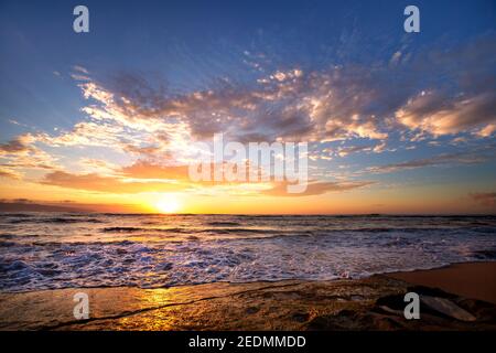 Onde che si infrangono su rocce vicino a Sunset Beach, Oahu, Hawaii Foto Stock