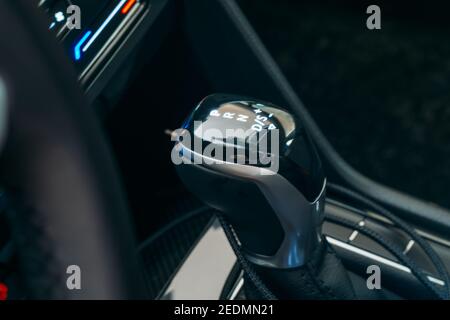 Selettore del cambio. Chiusura della leva del cambio. Cambio automatico moderno in auto. Foto Stock