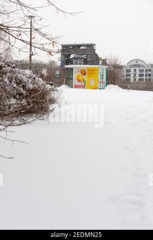 Magdeburgo, Germania. 09 febbraio 2021. Di fronte allo storico ponte dell'ascensore è appeso un poster pubblicitario con un'organge succosa. Credit: Stefano Nosini/dpa-Zentralbild/ZB/dpa/Alamy Live News Foto Stock