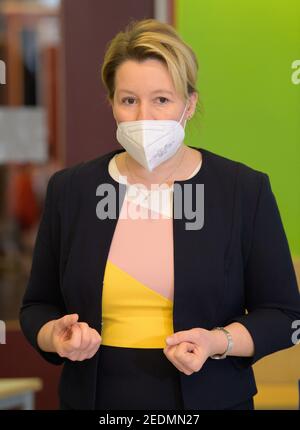 Potsdam, Germania. 15 Feb 2021. Franziska Giffey (SPD), Ministro federale della famiglia, anziani, donne e giovani, interviene durante la presentazione di un rapido test Corona presso il centro di assistenza diurna "Abenteuerland". I cosiddetti test di spit sono stati utilizzati dagli educatori di assistenza diurna fin dall'inizio del mese per testarsi due volte alla settimana a casa prima del lavoro. Credit: Soeren Stache/dpa-Zentralbild/POOL/dpa/Alamy Live News Foto Stock