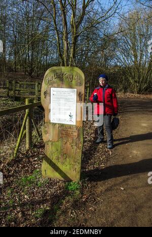 Cartello Brixworth Country Park, Northamptonshire, UK; parte del percorso Little Grey Men dopo il libro di Denys Watkins-Pitchford (o BB) Foto Stock