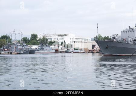 Varna, Bulgaria - 16 luglio 2014: La flotta della Marina bulgara si trova alla base navale di Varna Foto Stock