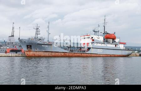 Varna, Bulgaria - 16 luglio 2014: Bunkeraggio nave Balchik 203 della Marina bulgara si trova alla base navale di Varna Foto Stock