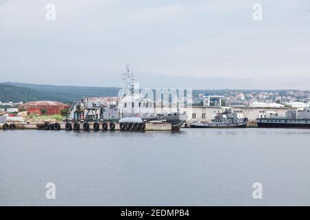 Varna, Bulgaria - 16 luglio 2014: Lo scafo della nave numero 223 della Marina bulgara si trova alla base navale di Varna Foto Stock