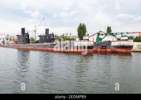 Varna, Bulgaria - 16 luglio 2014: Vecchi sottomarini arrugginiti della Marina bulgara si trova alla base navale di Varna Foto Stock