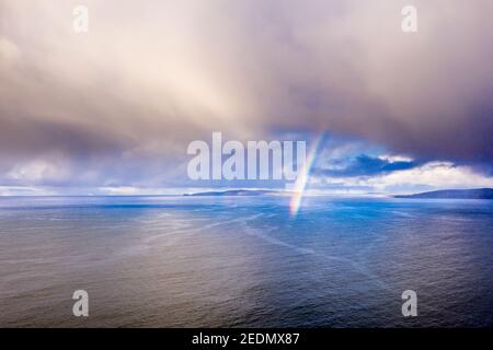 Vista aerea di un arcobaleno sopra l'Oceano Atlantico a Donegal - Irlanda. Foto Stock