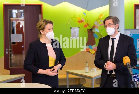 Potsdam, Germania. 15 Feb 2021. Franziska Giffey (SPD), Ministro federale della famiglia, anziani, donne e giovani, parla accanto a Mike Schubert (SPD), sindaco di Potsdam, durante la presentazione di un test rapido Corona al centro di assistenza diurna 'Abenteuerland'. I cosiddetti test di spit sono stati utilizzati dagli educatori di assistenza diurna fin dall'inizio del mese per testarsi due volte alla settimana a casa prima del lavoro. Credit: Soeren Stache/dpa-Zentralbild/POOL/dpa/Alamy Live News Foto Stock