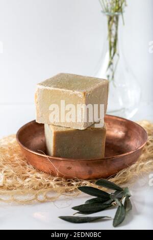 Sapone tagliato a mano a base di olio d'oliva su sfondo bianco. Foto Stock