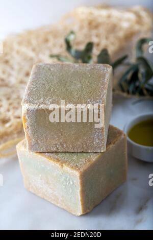 Sapone tagliato a mano a base di olio d'oliva su sfondo bianco. Foto Stock