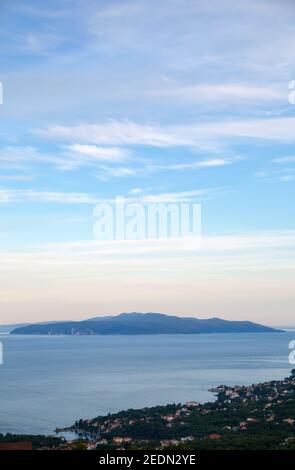 18.05.2016, Opatija, Primorje-Gorski Kotar, Croazia - Stazione balneare sulla Baia del Quarnero con un passato austro-ungarico simile a una luna, vista in direzione Foto Stock