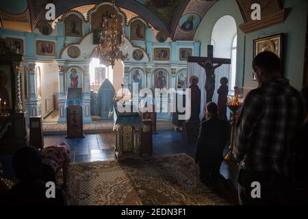 02.09.2016, Lalova, Rajon Rezina, Moldavia - la prima preghiera della mattina nella chiesa del monastero di Tipova all'alba, il Papa in piedi presso l'ico Foto Stock