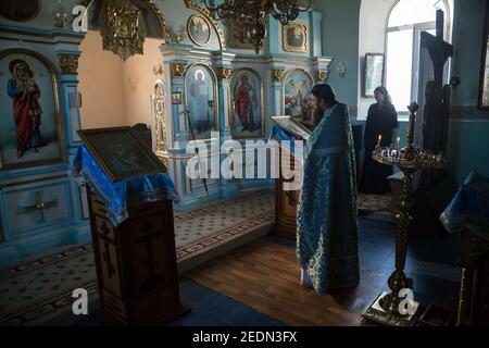 02.09.2016, Lalova, Rajon Rezina, Moldavia - la prima preghiera della mattina nella chiesa del monastero di Tipova all'alba, il Papa in piedi presso l'ico Foto Stock