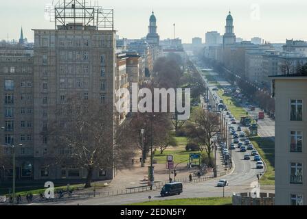 19.03.2019, Berlin, , Germania - Berlin-Mitte - Karl-Marx-Allee da Strausberger Platz a Frankfurter Tor. 0CE190319D008CAROEX.JPG [VERSIONE DEL MODELLO: NO Foto Stock