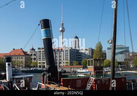 17.04.2019, Berlino, , Germania - Berlino-Mitte - navi nel porto storico con lo skyline di Alexanderplatz. 0CE190417D001CAROEX.JPG [VERSIONE DEL MODELLO: NON Foto Stock