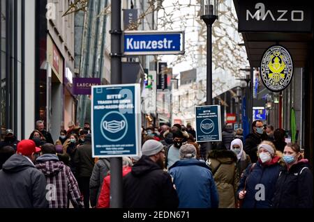 12.12.2020, Essen, Nord Reno-Westfalia, Germania - Vista del centro della città. L'ultimo sabato prima del secondo blocco, molti visitatori usano la città Foto Stock