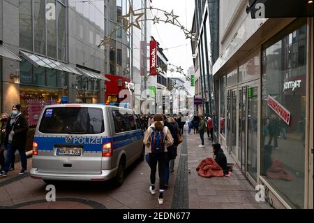 12.12.2020, Essen, Nord Reno-Westfalia, Germania - Vista del centro della città. L'ultimo sabato prima del secondo blocco, molti visitatori usano la città Foto Stock