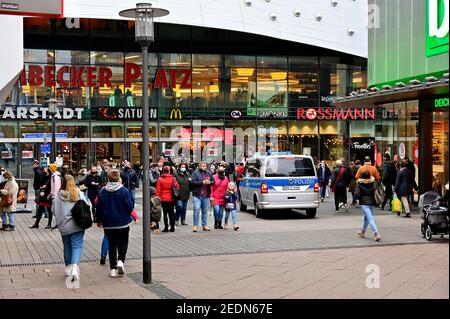 12.12.2020, Essen, Nord Reno-Westfalia, Germania - Vista del centro della città. L'ultimo sabato prima del secondo blocco, molti visitatori hanno utilizzato il cit Foto Stock