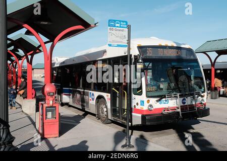 CHICAGO, ILLINOIS - 9 NOVEMBRE 2019: L'autobus CTA 65 per Nordica dal Navy Pier. Foto Stock