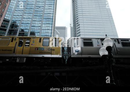 CHICAGO - 9 NOVEMBRE 2019: Guardando il treno CTA L nel centro di Chicago, Illinois. Foto Stock