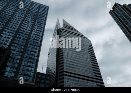 CHICAGO - 9 NOVEMBRE 2019: Il Crain Communications Building dal livello della strada nel centro di Chicago, Illinois. Foto Stock