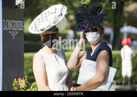 13.09.2020, Iffezheim, Baden-Wuerttemberg, Germania - Moda: Donna elegantemente vestita con cappello indossa protezione bocca-naso.. 00S200913D436CAROEX.JPG [. Foto Stock