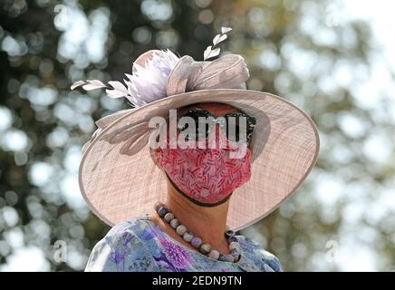 12.09.2020, Iffezheim, Baden-Wuerttemberg, Germania - Moda: Donna elegantemente vestita con cappello e occhiali da sole indossa protezione bocca-naso.. 00S200912D Foto Stock