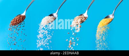 Mescolare grani di cereali organici. Semi di grano saraceno grezzo, farinata d'avena, riso, fiocchi di mais che cadono da cucchiai su sfondo blu. Foto Stock