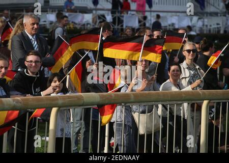 03.10.2020, Hoppegarten, Brandeburgo, Germania - la gente sventisce bandiere nazionali nel giorno dell'unità tedesca. Sven Siebert, Sindaco di Hoppegarten (a sinistra) guarda sopra. 0 Foto Stock