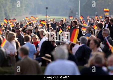 03.10.2020, Hoppegarten, Brandeburgo, Germania - la gente onda bandiere nazionali nel giorno dell'unità tedesca. 00S201003D470CAROEX.JPG [VERSIONE DEL MODELLO: NO, PROPRIETÀ Foto Stock