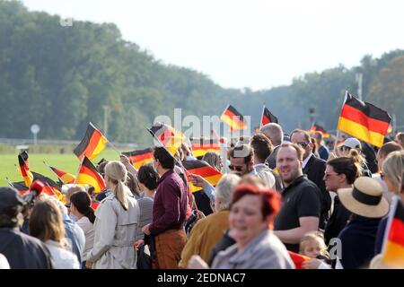 03.10.2020, Hoppegarten, Brandeburgo, Germania - la gente onda bandiere nazionali nel giorno dell'unità tedesca. 00S201003D473CAROEX.JPG [VERSIONE MODELLO: NO, PR Foto Stock
