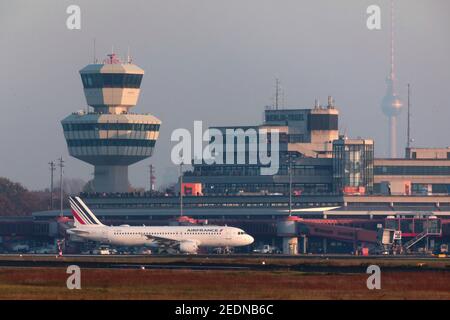 08.11.2020, Berlino, , Germania - ultimo decollo dall'aeroporto di Berlino-Tegel: Air France AF1235 in direzione di Parigi poco prima del decollo sul grembiule in f Foto Stock