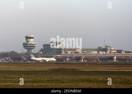 08.11.2020, Berlino, Berlino, Germania - ultimo decollo dall'aeroporto Berlin-Tegel: Air France AF1235 in direzione Parigi poco prima del decollo sull'apro Foto Stock