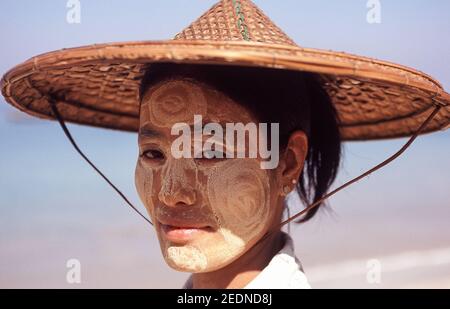 13.04.2014, Thandwe, Rakhaing-Staat, Myanmar - Ritratto di una giovane donna locale sulla spiaggia di Ngapali, la sua faccia cosparsa di pasta di thanaka. Thanaka i Foto Stock