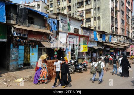 07.12.2011, Mumbai, Maharashtra, India - una scena quotidiana di strada con la gente nella baraccopoli di Mumbai Dharavi. Il quartiere di Dharavi si trova nel cuore della città Foto Stock