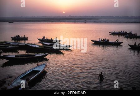 13.04.2014, Varanasi, Uttar Pradesh, India - atmosfera mattutina con barche a remi in legno in un ghat sulla riva del santo Gange durante l'alba. 0SL Foto Stock