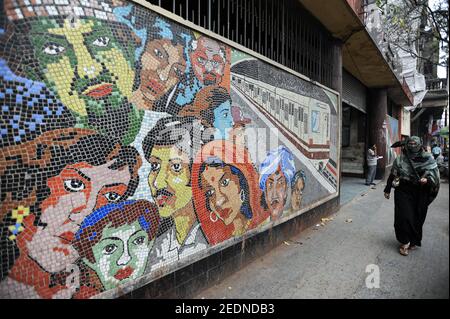 21.02.2011, Kalkutta, Bengala Occidentale, India - UNA donna velata passa davanti a un mosaico colorato di piastrelle di fronte a una stazione della metropolitana. 0SL110221D007CAROEX.JPG [MO Foto Stock