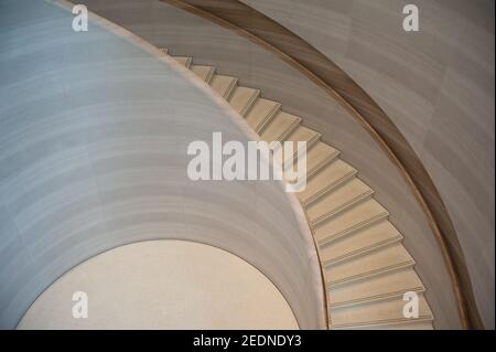 12.09.2019, Singapore, , Singapore - una scala curva e scultorea fatta di pietra Castagna scalinata a mano nel primo Apple Store di Singapore a Knigh Foto Stock