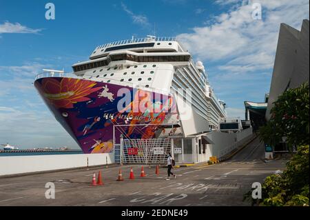 11.12.2020, Singapore, , Singapore - la nave da crociera da sogno di Genting Cruise Lines, che opera sotto il marchio Dream Cruise, è ormeggiata al Mari Foto Stock