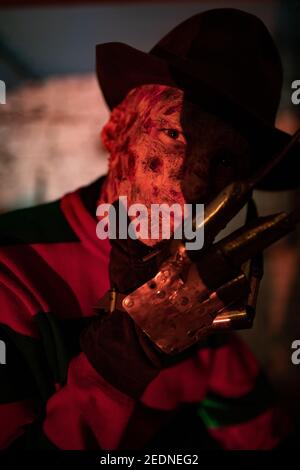 Ritratto di Cosplayer in immagine di Freddy Krueger da Nightmare su Elm Street film in buio. Foto Stock