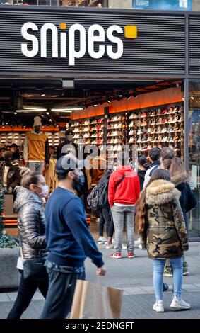 27.11.2020, Duesseldorf, Nord Reno-Westfalia, Germania - Queues il Black Friday Weekend di fronte ai negozi, Snipes, Duesseldorf centro città in ti Foto Stock