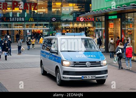 12.12.2020, Essen, Nord Reno-Westfalia, Germania - Essen centro città in tempi della crisi corona durante la seconda parte blocco, passanti-da weari Foto Stock