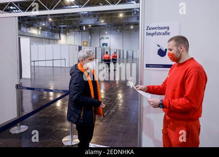 12.12.2020, Essen, Renania Settentrionale-Vestfalia, Germania - Corona Vaccination Centre Essen nelle sale di Messe Essen, più di 2,000 persone saranno vac Foto Stock