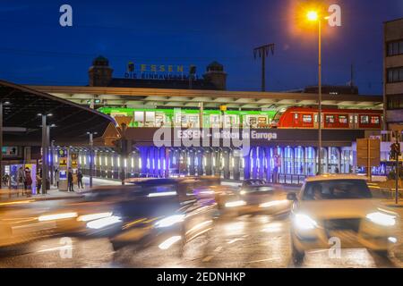 14.12.2020, Essen, Renania Settentrionale-Vestfalia, Germania - traffico stradale alla stazione centrale di Essen con auto e treni a Europaplatz, Essen - nel mezzo di Foto Stock