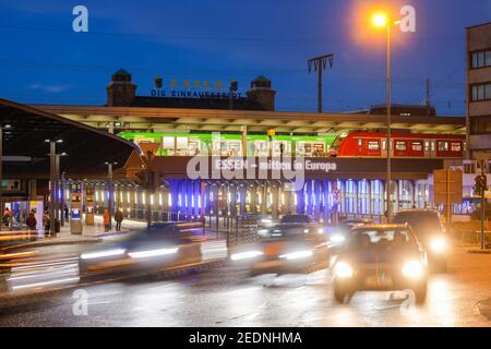 14.12.2020, Essen, Renania Settentrionale-Vestfalia, Germania - traffico stradale alla stazione centrale di Essen con auto e treni a Europaplatz, Essen - nel mezzo di Foto Stock