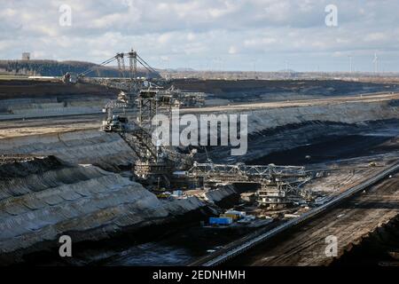 17.12.2020, Inden, Renania Settentrionale-Vestfalia, Germania - escavatore di lignite RWE nella miniera di lignite opencast di Inden, la produzione viene utilizzata esclusivamente per t Foto Stock