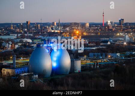 18.12.2020, Dortmund, Nord Reno-Westfalia, Germania - City panorama Dortmund, skyline del centro di Dortmund, sul retro della televisione Floriana a. Foto Stock