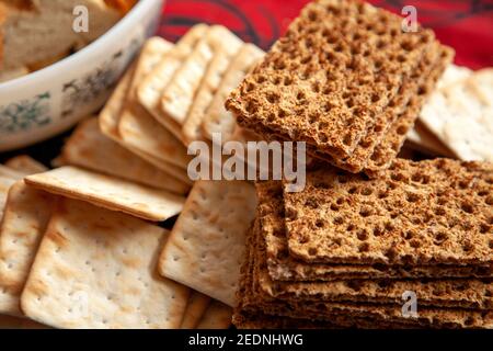 Snack Cracker asciutti sul tavolo Foto Stock